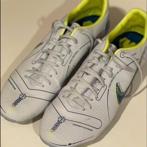 Nike Mercurial Vapor 14 Academy FG Cleats - Football Cleats - size 10.5 M